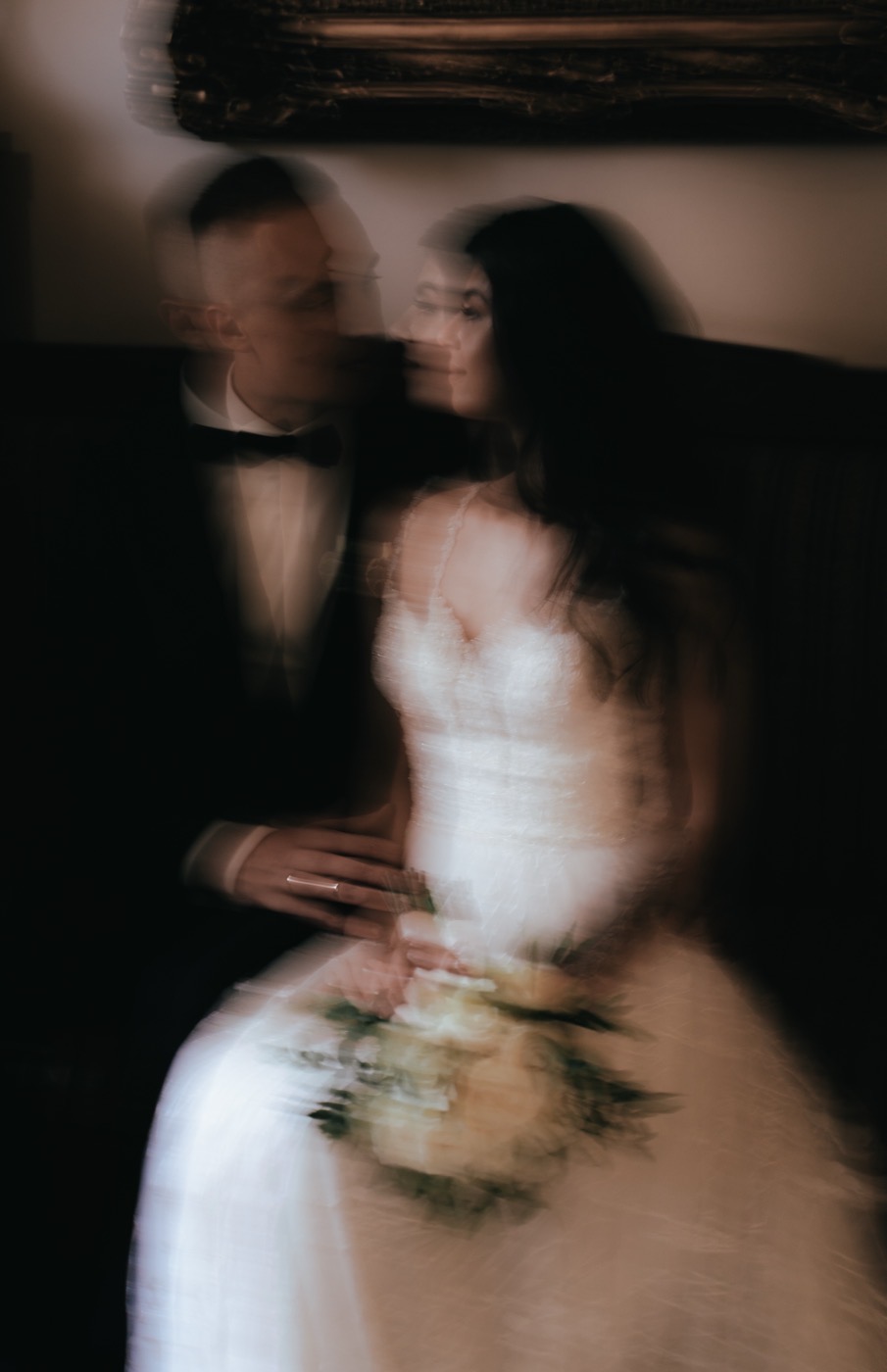 Judesyje nufotografuotas portretas balta suknele